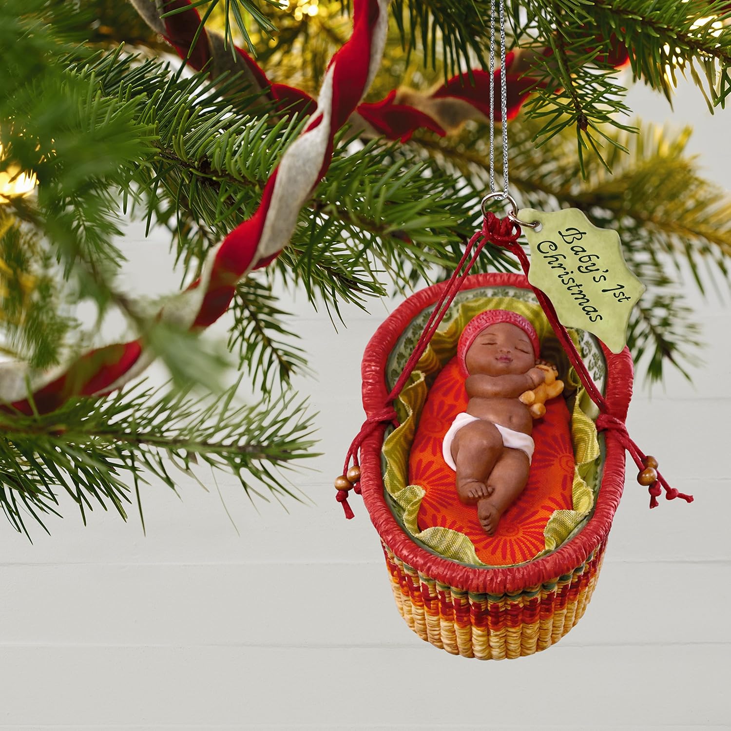 hallmark adorno de recuerdo con fecha del año 2018, la primera navidad del bebé afroamericano, porcelana, cesta hallmark adorno de recuerdo con fecha del año 2018, la primera navidad del bebé afroamericano, porcelana, cesta
